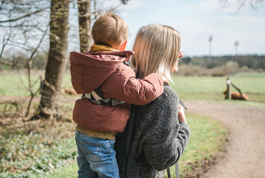 Frische Luft und Bewegung sind das A und O der Kindergesundheit: Dieser Mama-Rucksack bietet Unterstützung bei Spaziergängen!